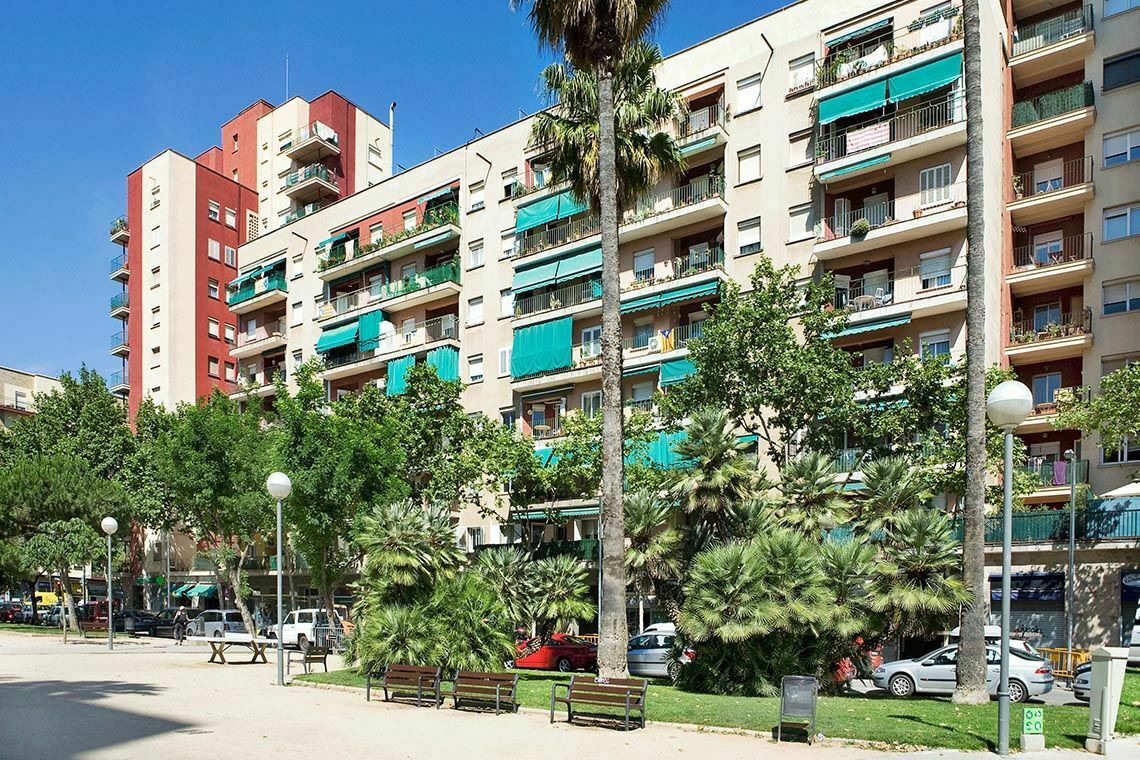Media picture: Les places del barri